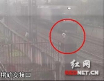 5名熊孩子比谁在火车最近时跳离 逼停火车7分钟 - Meizhou.Cn