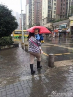 打伞小网红本尊现身:其实她是个快2岁的女宝 - Meizhou.Cn