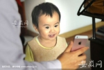 打伞小网红本尊现身:其实她是个快2岁的女宝 - Meizhou.Cn