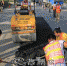 工人对受损路基进行修补。（高讯　摄） - Meizhou.Cn
