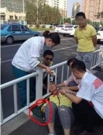 宁波17岁少女骑车时被割喉!很多年轻人都这么做 - Meizhou.Cn