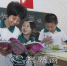 新兴学校学生阅读爱心人士捐赠的图书。（林翔　摄） - Meizhou.Cn