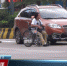 “轮椅男”佛山街头碰瓷 警察来了撒腿就跑 - News.Ycwb.Com