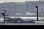 美航客机芝加哥机场起飞时着火 至少21人受伤(图) - News.Ycwb.Com