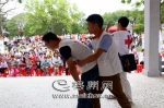 红十字志愿者演示急救方法 - Meizhou.Cn