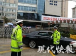 男子考试快迟到来不及停车 竟将车钥匙扔给了交警 - Meizhou.Cn
