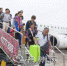 乘坐“南宁-珠海-梅州”首航航班的旅客走下飞机。（林翔　摄） - Meizhou.Cn