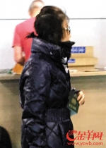 10月30日，一名被韩国媒体称“看上去是崔顺实”的女性出现在韩国仁川机场。崔顺实当天从英国回国 - News.Ycwb.Com
