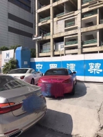 三辆豪车停在了该工地的出入口 - 新浪广东