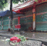 新洲路蔬菜店、流动小贩均把烂菜叶等丢在路边，影响卫生环境。 - Meizhou.Cn
