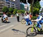 →交通劝导员在引导学生过马路。 - Meizhou.Cn