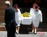 巴西女子举行生前葬礼圆梦躺在棺材中听追悼词 - News.Ycwb.Com