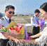 首次参加中国航展返航的金泉通航飞行员接受献花。（钟小丰　摄） - Meizhou.Cn