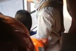 江门公交车上一男子对女学生做出不雅动作 下身紧贴 - News.Ycwb.Com