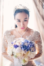 新浪娱乐讯 11月8日，钟丽缇和张伦硕在北京举行婚礼。新娘子钟丽缇一袭鱼尾婚纱奢华美艳，右手上的巨钻十分抢眼。(摄影/柴视觉) - 新浪广东