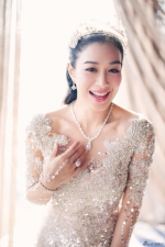 新浪娱乐讯 11月8日，钟丽缇和张伦硕在北京举行婚礼。新娘子钟丽缇一袭鱼尾婚纱奢华美艳，右手上的巨钻十分抢眼。(摄影/柴视觉) - 新浪广东