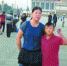 杨女士与儿子望仔今年去北京时的合影 - 新浪广东