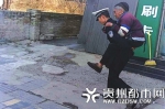 交警背老婆婆过斑马线 网友晒图后朋友圈刷屏点赞 - Meizhou.Cn