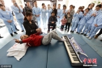 病房里开音乐会 西安脑瘫小伙用脚弹琴 - News.Ycwb.Com