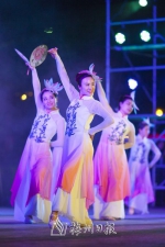 ▲艺韵舞团表演《太湖美》。 - Meizhou.Cn
