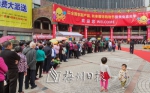 购物节开幕前一小时，已有数百市民在入口排队等候。（连志城　摄） - Meizhou.Cn