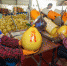 梅县金柚产业园内一家柚子基地的工人们正在进行包装工作。 - Meizhou.Cn
