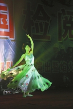 2009年时跳孔雀舞的余旭。（北部战区空军供图） - 新浪广东