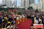 深圳上万黄氏宗亲齐聚祭祖吃盆菜 场面壮观(图) - 新浪广东