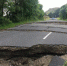 资料图为地震导致新西兰南岛的部分道路开裂。 - 新浪广东