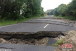 资料图为地震导致新西兰南岛的部分道路开裂。 - 新浪广东