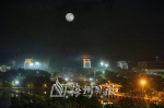 ↑“超级月亮”照耀梅城院士广场。（吴腾江　摄） - Meizhou.Cn