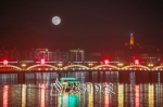 梅江桥与“超级月亮”交相辉映。（吴腾江　摄） - Meizhou.Cn