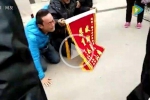 保定坠井男童家属用11面锦旗致谢 “被打”急救车司机称只是推搡 - Meizhou.Cn