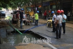 工作人员在抢修水管。 - Meizhou.Cn