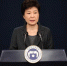 当地时间2016年11月4日，韩国，电视在直播总统朴槿惠讲话。韩国总统朴槿惠当天发表电视直播讲话，就好友崔顺实“幕后干政”事件再次表达立场。她表示，如果国民要求的话，为查明真相，将诚实配合检方调查。当地时间11月4日公布的盖洛普民调结果，韩国总统朴槿惠的支持率已降至5％，创下所有韩国总统的最低纪录，凸显亲信干政丑闻对其造成的冲击。报道称，盖洛普表示，该机构在11月1日至3日访问了1005名韩国民众，结果显示89％参与调查的人不满意朴槿惠的执政表现。图片来源：视觉中国 - News.Ycwb.Com