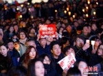11月12日，韩国爆发自2008年以来最大规模的示威游行。1500多个市民社会团体在首尔市中心举行大规模集会，谴责“亲信干政”事件，要求总统朴槿惠辞职并对此事负责。截至当日20时，主办方估计有100万名民众参加集会，警方称实际规模已达26万人，超过2008年因反对进口存在疯牛病隐患的美国牛肉而举行的示威人数。  - News.Ycwb.Com
