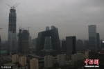 中国多地遭雾霾围城 楼宇陷入一片混沌 - News.Ycwb.Com
