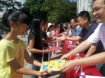 学校领导为纯正学校学生赠送书籍 - 华南师范大学