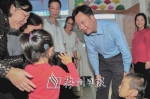在市残疾人康复服务中心，谭君铁与接受康复训练的小朋友亲切交流。（钟小丰 摄） - Meizhou.Cn