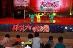 辽宁代表队的《变形机器人》表演秀吸引孩子趴地上围观 - 新浪广东