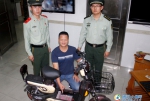 男子电单车内藏苹果手机 被抓后微笑向警方展示手机 - News.Ycwb.Com