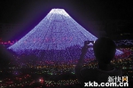 在增城大埔围村,5万盏灯组成一座“富士山”。 - News.Ycwb.Com