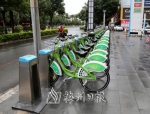 锦发君城门前的公共自行车点无雨棚遮盖，车辆任由日晒雨淋。 - Meizhou.Cn