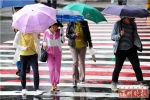 ▲梅林街头，市民打伞冒雨前行。深圳晚报记者 陆颖 摄 - 新浪广东