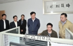 谭君铁（左二）到本报排版中心调研考察新闻采编运营情况。（钟小丰　摄） - Meizhou.Cn