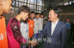 图：谭君铁看望即将出征全国总决赛的足球健儿。（高讯 摄） - Meizhou.Cn