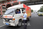 交警上路执法查处黄标车。（罗诚浩　摄） - Meizhou.Cn