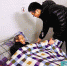 广州市救助管理站市区分站工作人员为求助者添加被褥。 - News.Ycwb.Com