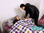 广州市救助管理站市区分站工作人员为求助者添加被褥。 - News.Ycwb.Com