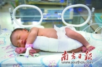 一名早产宝宝抱着一条毛巾睡得很香。 - News.Timedg.Com